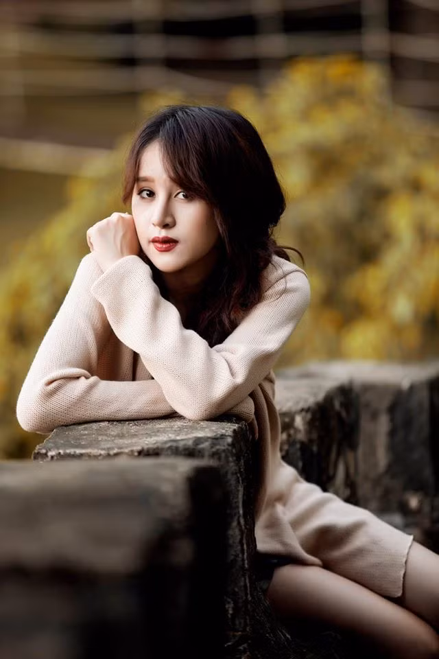 Dù có một chút thay đổi và tương đối "lạ mắt" nhưng Bà Tưng trong bộ ảnh mới vẫn nhận được rất nhiều lời khen về nhan sắc từ phía cộng đồng mạng. Trước những phản ứng tích cực, cô hot girl sinh năm 1994 đều tỏ ra rất thích thú thông qua các bình luận trả lời dân mạng. Trước đây Bà Tưng đã từng công khai việc làm phẫu thuật thẩm mỹ, chỉnh sửa khuôn mặt. Thần tượng và ước mơ có được nhan sắc giống Phạm Băng Băng, thời điểm cách đây hơn 1 năm, cô gái quê gốc Nghệ An không giấu giếm khát vọng được trở nên đẹp hơn trong con mắt của chính mình và cả những người khác.