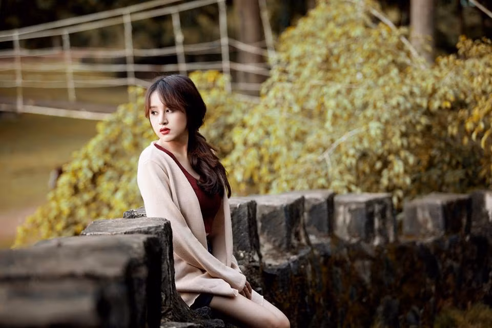 Quả thật, trong bộ ảnh mới, Bà Tưng có khuôn mặt, vẻ ngoài thực sự khác lạ. Khuôn mặt cô toát lên vẻ đằm thắm, già dặn hơn trước đây và một số đường nét ở mắt, mũi dường như đã có một chút thay đổi. Chưa kể việc Bà Tưng lựa chọn cách diễn khá "sâu", lột tả cảm giác bâng khuâng, ngây ngô khác thường.