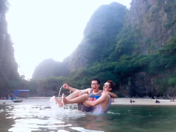 Luôn đồng hành và dành cho nhau những cử chỉ chăm sóc ân cần, Minh Xù luôn tỏ ra lo lắng và quan tâm những khi MC Công Tố mệt. Không ngại ngần thể hiện tình cảm trước đám đông, cặp đôi khiến các fan hâm mộ mê mẩn.