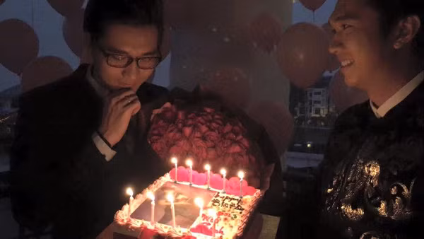 Toàn bộ căn phòng tổ chức sinh nhật cho MC Công Tố được trang trí theo tone màu hồng. Người bày trí đã rất khéo léo khi kết hợp màu hồng của bánh sinh nhật cùng màu của nến, bóng bay và bó hoa hồng đỏ thắm . MC Công Tố cầu nguyện trước khi thổi nến bên "bạn trai".