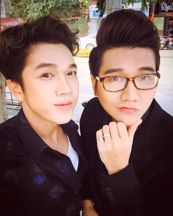 Có rất nhiều sở thích chung và hợp cạ trong mọi chuyện từ ngoại hình đến tính cách, dường như họ sinh ra là để dành cho nhau. Xuất thân là ca sỹ nhưng Nhím Xù lại bén duyên với nghề MC khá bất ngờ. Trong khi đó, MC Công Tố đã là cái tên khá nổi tiếng trong VTV. Họ bắt đầu gặp gỡ, "yêu thương" nhau khi hợp tác ăn ý dẫn chương trình Bữa trưa vui vẻ.