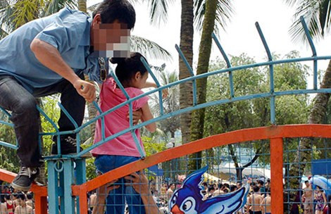 Dường như trèo tường, vượt rào đã trở thành một thứ đặc sản chỉ riêng người dân Việt Nam mới có? Mỗi lần có những sự việc như trên xảy ra, những vấn đề về văn hoá, nhận thức và ý thức của người dân lại được đem ra làm chủ đề mỏ xẻ, phân tích, bàn tán... Tất nhiên không phải hoàn toàn nhưng số lượng khá đông những kẻ bất chấp trên cũng đủ để tạo nên một lớp người đáng bị phê phán, chỉ trích.