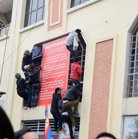 Hay như vụ khán giả hoá người nhện, trèo tường sân vận động Cẩm Phả, Quảng Ninh để xem một trận đấu bóng đá cũng được nhiều trang báo phản ánh và đả kích suốt thời gian qua. Ham thích những thứ lạ mắt và tò mò với mọi điều khác biệt... một bộ phận người dân Việt Nam đang gián tiếp tạo ra ác cảm đối với bạn bè quốc tế khi xem những hình này. Ảnh: Báo Quảng Ninh.