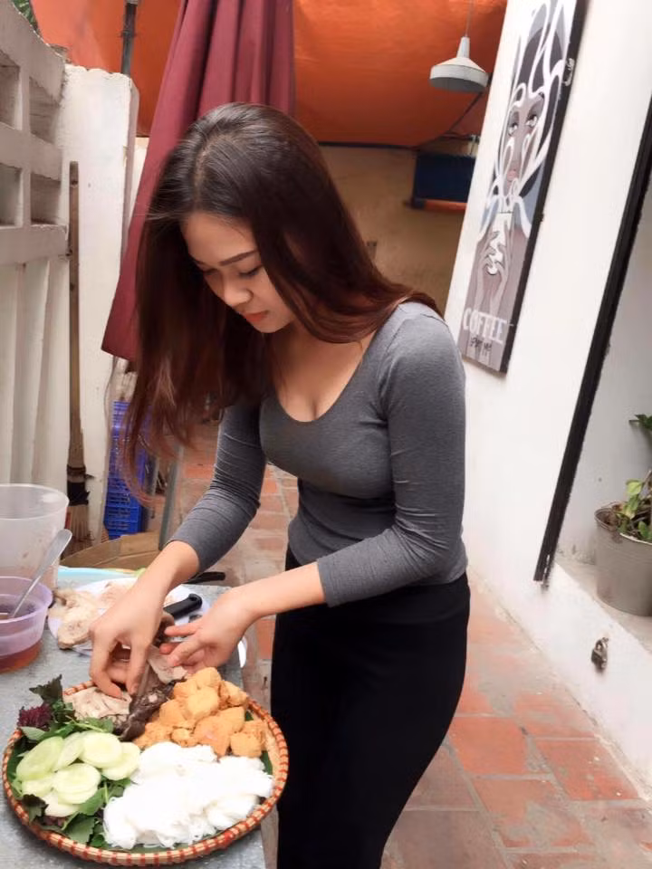 Sự xuất hiện của hot girl bún đậu xinh đẹp trên một fanpage nổi tiếng mới đây đã thu hút sự quan tâm của đông đảo cư dân mạng Việt. Với khuôn mặt và thân hình ưa nhìn, cô bán bún đậu trở thành nhân vật được dân mạng quan tâm, tích cực tìm kiếm, "truy lùng" các thông tin cá nhân, danh tính.