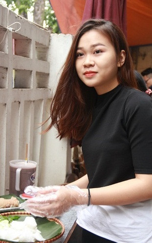 Hoàn toàn không có ý định tung ảnh lên mạng để tìm kiếm sự nổi tiếng hay "câu khách" cho quán ăn, cô chủ quán bún đậu xinh đẹp tự nhận bản thân cũng chỉ "bình thường thôi" và không ngờ lại được nhiều người quan tâm đến thế. Trà My cũng tiết lộ, sau khi xuất hiện trên mạng được mọi người gọi là "hot girl bún đậu", quán hàng của cô cũng đông khách hơn.