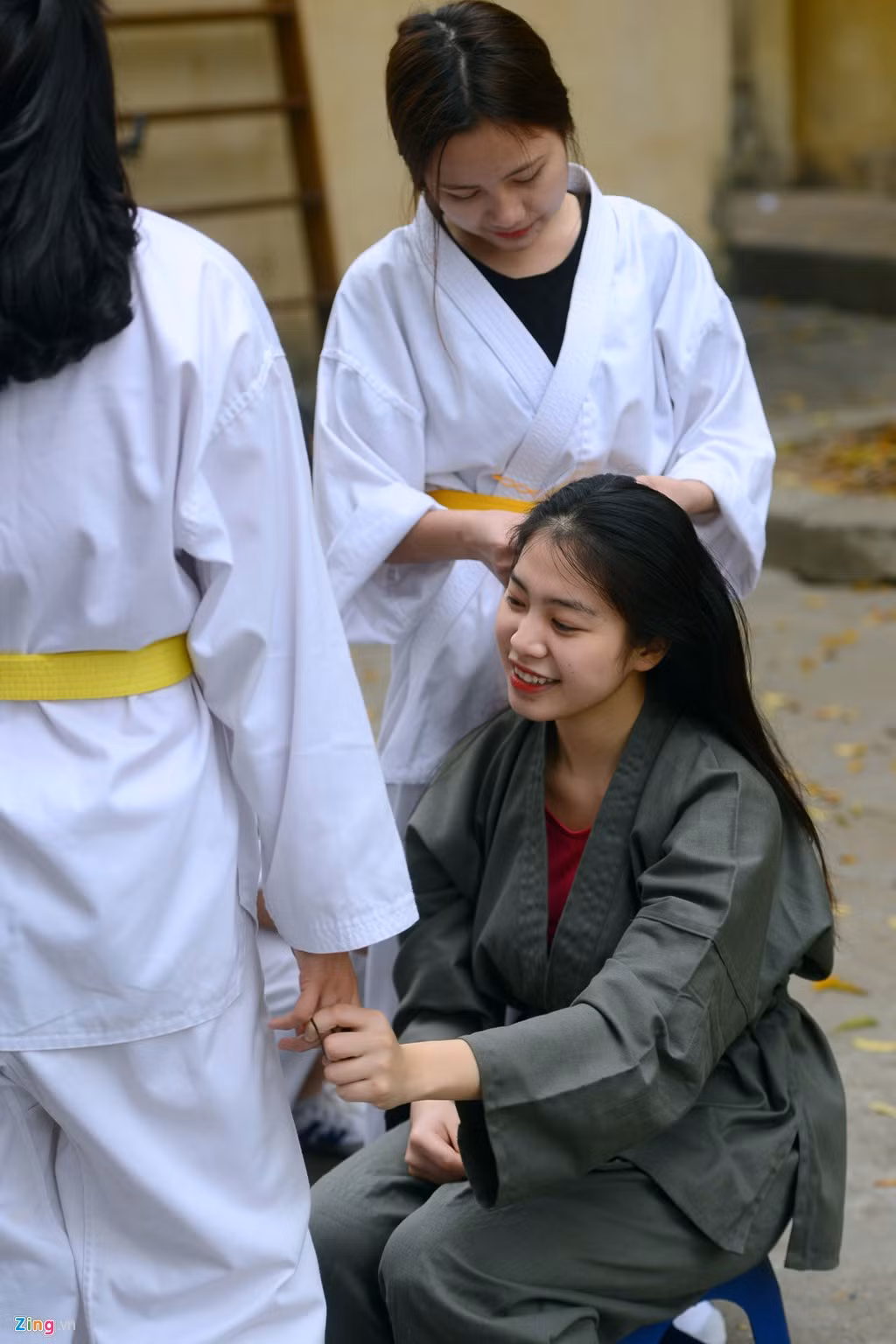 Dù mang trên mình bộ võ phục trong những tiết học võ thuật, Thương và các bạn vẫn giữ nét hiền dịu, nữ tính của người con gái Việt. Ba năm học tại trường, nữ sinh cảnh sát này tập luyện Taekwondo 2 năm và 2 tháng luyện võ thuật công an nhân dân.