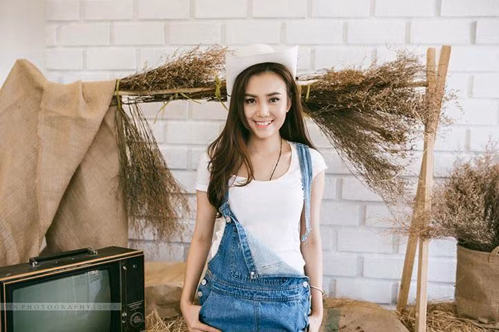 Nếu như các nữ cao bồi thường xuất hiện trong trang phục bụi bặm, đậm chất ngầu thì riêng Vy Quách, cô lại biến mình trở thành nữ cao bồi nhí nhảnh, đáng yêu.