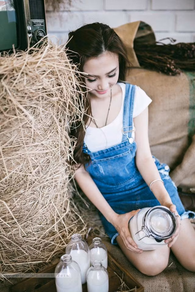 Vy Quách là một trong số những cô gái 9X năng động và tài giỏi khi có thể phân thân hoàn thành tốt nhiều công việc cùng một lúc. Công việc rất bận rộn nhưng Vy Oanh vừa tích cực hoạt động nghệ thuật lại vừa học, kinh doanh thì quả là đáng khâm phục.