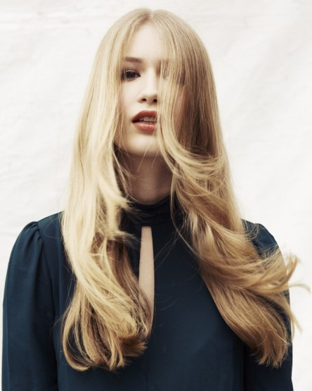 Ở độ tuổi non nớt, những lời mắc nhiếc, dè bửu của bạn bè xung quanh là liều thuốc độc giết chết tâm hồn của cô gái nhỏ. Thời điểm đó, cô luôn sống tách biệt và cô lập.