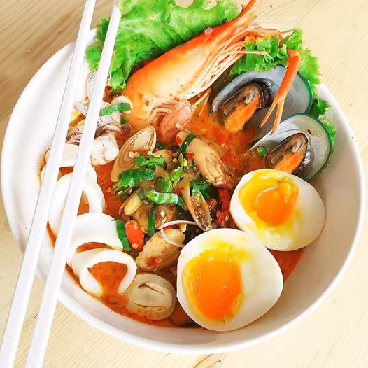 Tuy nhiên, đó mới chỉ là lời đồn đoán, chủ nhân hiện vẫn chưa lên tiếng về vụ việc này. Chỉ biết rằng quán ăn của Kritsada Saekwang vẫn đông khách, fan nữ vẫn phát cuồng mặc cho giới tính thật của Kritsada Saekwang là gì.