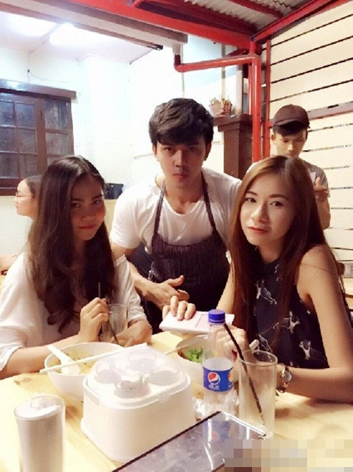 Đi sau sự nổi tiếng là vô số những chuyện thị phi ùn ùn kéo theo. Nhiều dân mạng đã đưa ra một số thông tin chứng minh Kritsada Saekwang có vấn đề về giới tính, đừng vội nhìn vào thân hình cơ bắp của Kritsada Saekwang mà vội tin rằng anh "chuẩn men".