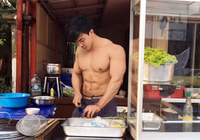 Qua thông tin tìm hiểu, được biết mỹ nam bán mỳ được mọi người chú ý trong thời gian gần đây tên là Kritsada Saekwang, 30 tuổi. Hiện hot boy đầu bếp đang làm bếp trưởng của quán mỳ có tên Jad Noodles ở thành phố Rangsit, tỉnh Pathum Thani, miền trung Thái Lan.