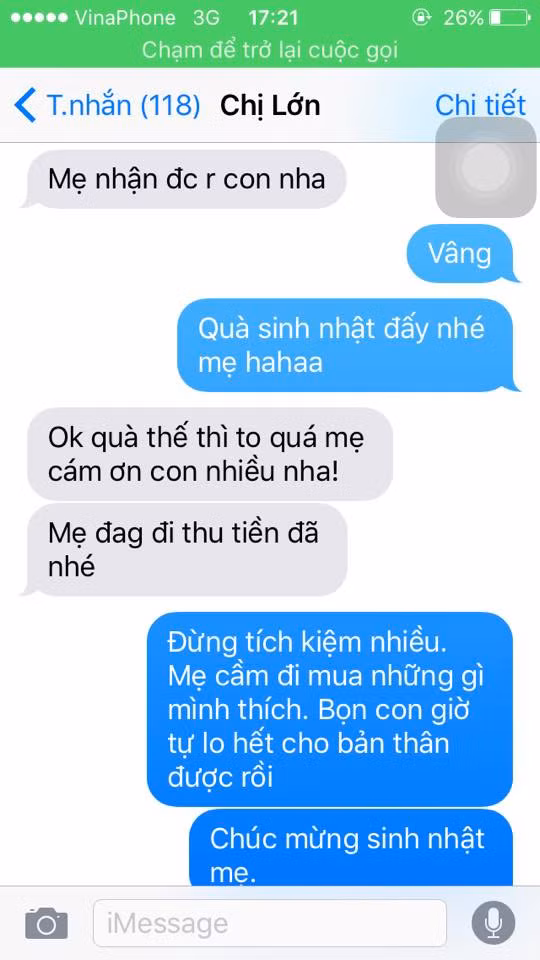 Tuy vậy, việc khoe tặng quà tiền nửa tỷ cho mẹ và đăng ảnh các chứng từ trên Facebook của Hà Vân cũng gây ra không ít tranh cãi. Đồng thời, cô hot girl mới nổi này cũng chịu không ít điều tiếng, sự nghi ngờ từ phía cộng đồng mạng, bởi trước đó Hà Vân đã từng có lần gây bão Facebook với những vụ chi tiền khủng để phục vụ những công việc cá nhân.
