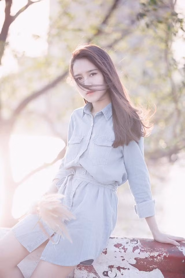 Vân Shi tên thật là Lê Hà Vân, sinh năm 1997, từng được biết đến là một hot teen Hà thành nhưng hiện cô nàng đã Nam tiên và theo đuổi công việc kinh doanh, vốn là đam mê từ nhỏ. Không chỉ năng động, kinh doanh kiếm được thu nhập cao, Vân Shi còn được biết đến là một cô gái trẻ khá “chịu chơi”.