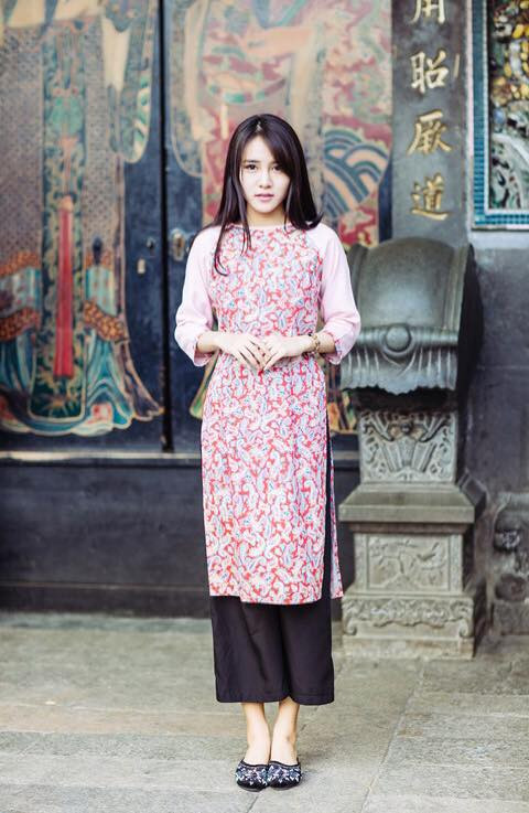 Không tham gia showbiz nhưng Vân Shi đã từng gây chú ý khi sở hữu bộ đầm giống hệt Hồ Ngọc Hà và cô cũng sử dụng luôn nó trong tiệc sinh nhật 400 triệu của mình.