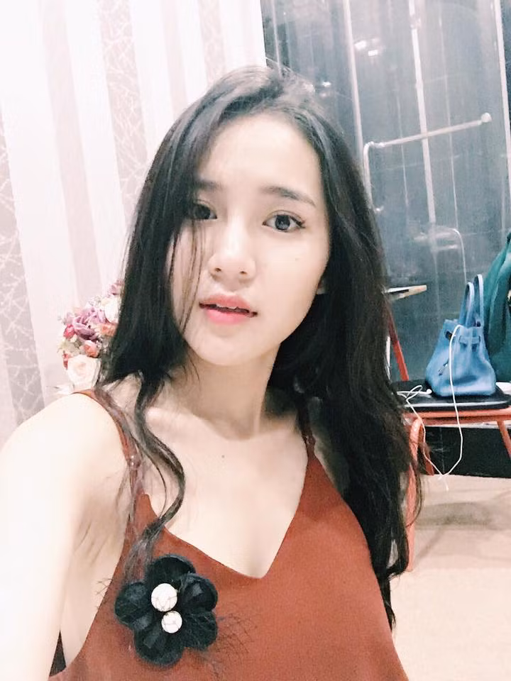 Hot girl chịu chơi Vân Shi từng chi ra đến 400 triệu đồng để tổ chức sinh nhật 18 tuổi, khiến ai nấy cũng tròn mắt ngạc nhiên. Sự chịu chơi của cô gái trẻ này còn thể hiện ở việc lựa chọn trang phục, cách “khoe’ những tài sản có giá trị cao.