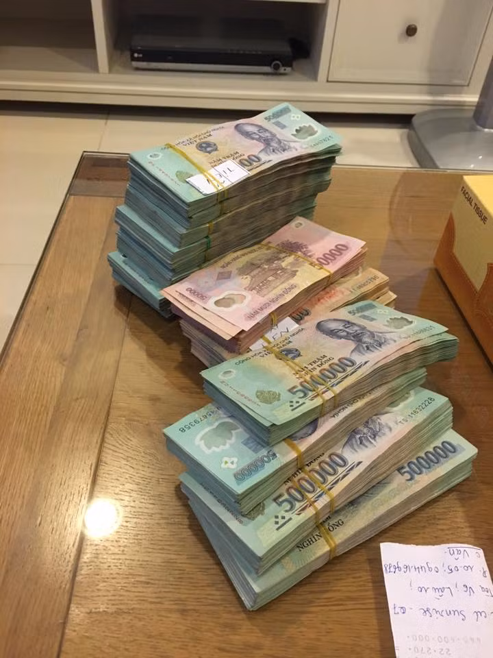 Hà Vân còn được biết đến với nickname Vân Shi. Năm nay mới 19 tuổi nhưng đã tặng mẹ số tiền khủng như vậy và để “làm tin” với bạn bè, mọi người trên Facebook, Hà Vân đã chụp ảnh những cọc tiền và giấy chuyển khoản, cùng với một số tin nhắn với mẹ để mọi người cùng biết.