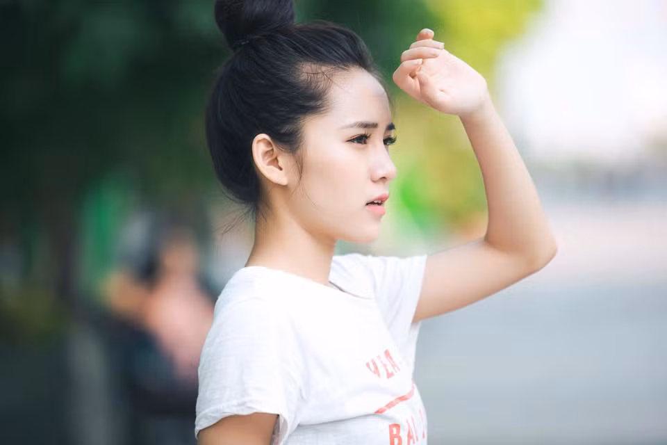 Dù tạo được ấn tượng khó quen với cộng đồng giới trẻ Việt nhưng cũng chính sự chịu chơi này đã khiến Vân Shi luôn bị nhiều người nghi ngờ là đang cố sống, cố chết, vung tiền để hút sự chú ý của người khác về phía mình, để tên tuổi thêm phần nổi, phổ biến hơn.