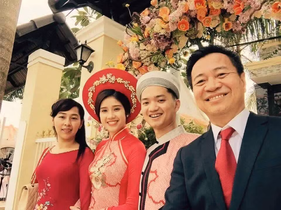 Bí thư Tỉnh đoàn Bình Định Nguyễn Minh Triết và Á hậu Đồng Thanh Vy (giữa) rạng rỡ trong đám hỏi. Nguồn: Internet.