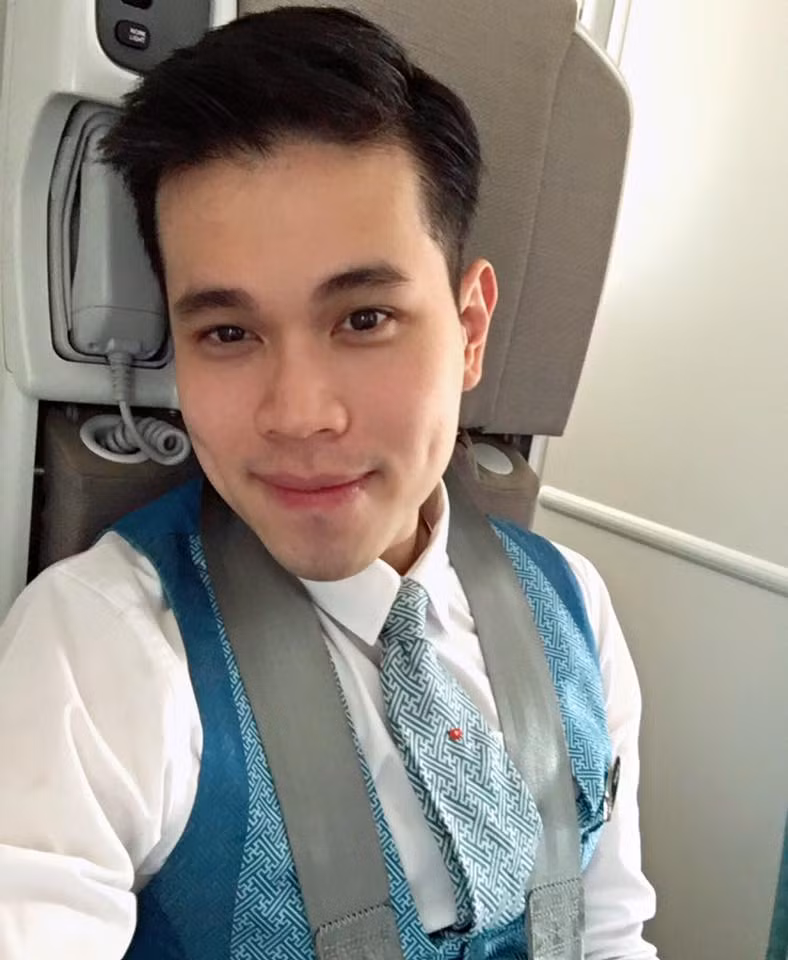 Khá khó khăn khi tìm hiểu những thông tin của những chàng trai trong ảnh, bởi họ không hề nổi tiếng nhưng sức hút của họ thì quả là ma lực. Gương mặt điển trai cùng má lúm đồng tiền của chàng tiếp viên hàng không dễ dàng đốn tim của nhiều chị em phụ nữ.