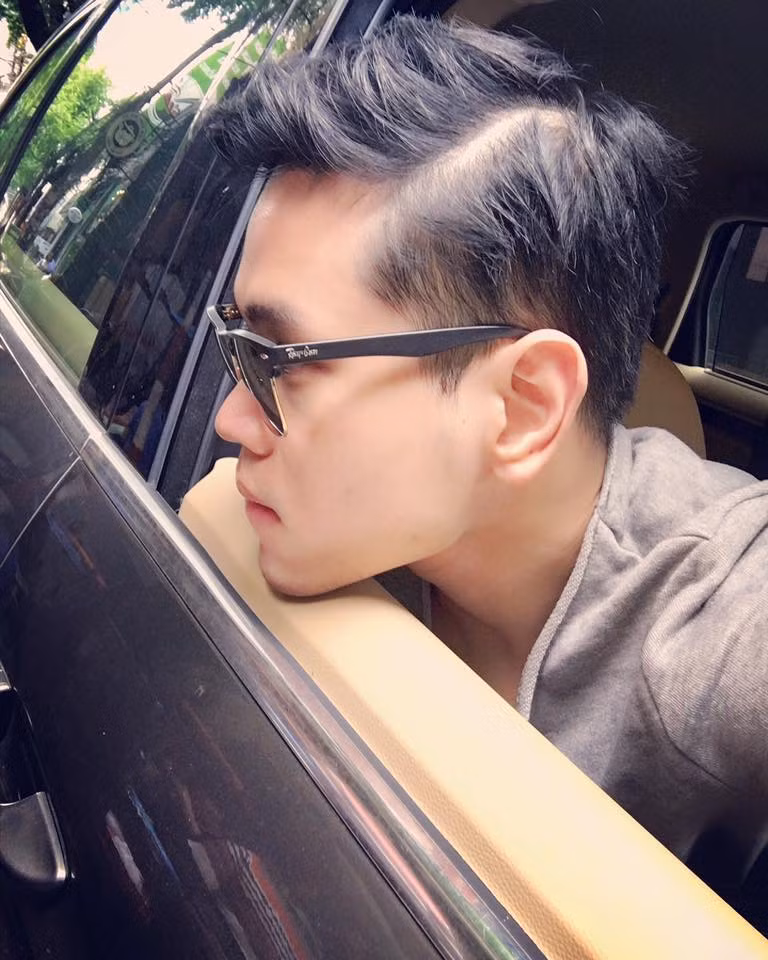 Không chỉ có vậy, theo nguồn thông tin tìm hiểu, đa phần những mỹ nam ngành hàng không đều thuộc hạng gia đình khá giả, chứ không mấy người có gia cảnh khó khăn.