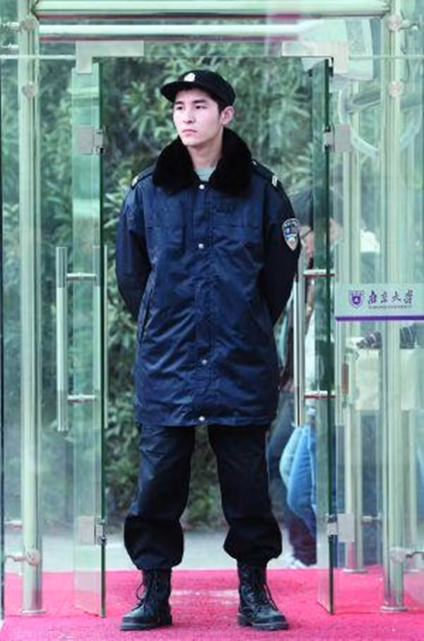 Cách đây không lâu, trên mạng Trung Quốc đã lan truyền hình ảnh một nhân viên bảo vệ trẻ tuổi của trường Đại học Nam Kinh được ví như ngôi sao nổi tiếng Triệu Hựu Đình, Tỉnh Bách Nhiên và cả 'thái tử' Thịnh Nhất Luân. Gần đây lại xuất hiện thêm hot boy bảo vệ của trường Vũ Hán khiến các fan nữ không khỏi mong nhớ.