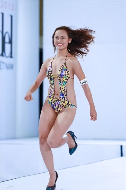 Kiểu cách “ăn nhiều hơn nói”, luôn quyết liệt bảo vệ quan điểm cá nhân, cách sống riêng của Mai Ngô đã thực sự khiến các thí sinh khác khó chịu và phàn nàn về cô khi được phỏng vấn. Thậm chí có thí sinh còn tiết lộ đã phải nhịn Mai Ngô rất nhiều khi ở cùng với cô.