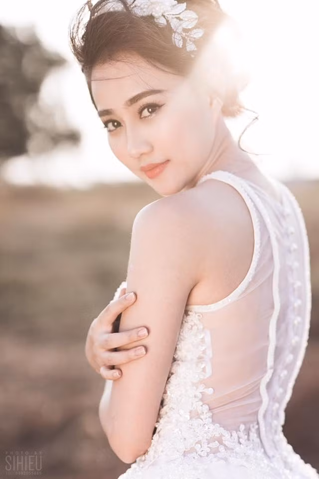 Đính kèm với bức ảnh cưới lung linh chia sẻ trên trang cá nhân, Lona Huỳnh viết: "Người phụ nữ giàu có, xinh đẹp chưa chắc đã là người phụ nữ hạnh phúc. Nhưng người phụ nữ lúc nào cũng vui vẻ, tràn đầy năng lượng, suy nghĩ tích cực, lạc quan và tự chủ trong mọi vấn đề một cách bình thản và bao dung, người phụ nữ đó chắc chắn đang hạnh phúc". Qua những dòng chữ của người đẹp 9X, người hâm mộ ngầm hiểu phần nào về quan niệm về hạnh phúc của cô.