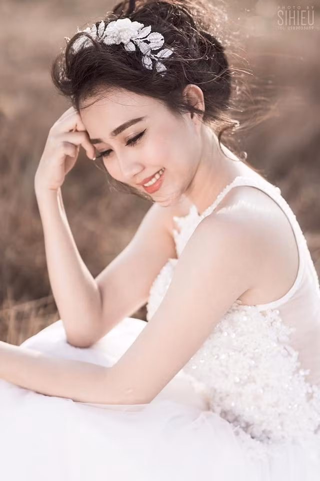 Tên tuổi của người đẹp quê gốc Bình Dương đang ngày càng được ghi nhận trong lòng khán giả, điều mà Lona Huỳnh đã vô cùng nỗ lực để đạt được mong thoát ra khỏi chiếc bóng của Hoa Hậu Đặng Thu Thảo khi mọi người dành tặng cho cô.