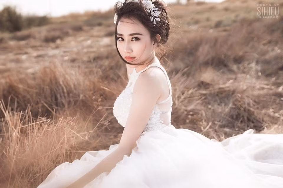 Lona Huỳnh tên thật là Huỳnh Hồng Loan sinh năm 1994, quê ở Bình Dương. Hiện cô đang học tại trường Cao đăng Văn hóa Nghệ thuật Tp.HCM chuyên ngành diễn viên. Người hâm mộ đã khá quen thuộc với tên tuổi của người thương Sơn Tùng MTP qua nhiều MV ca nhạc và mẫu ảnh.