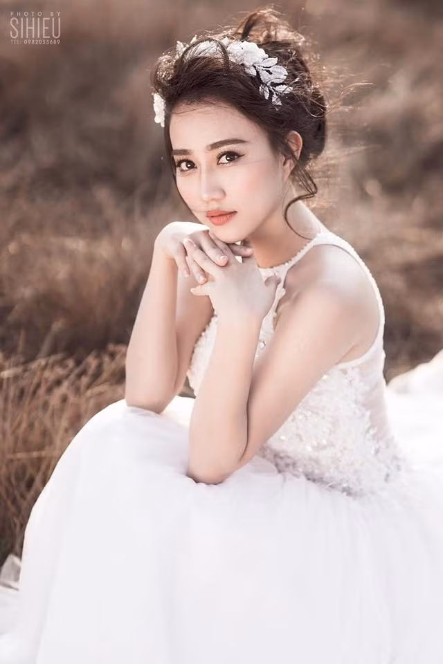 Độc giả cũng có thể nhớ đến Lona Huỳnh trong các bộ phim sitcom Cười để ngẫm, Tìm bố cho Suri, không chỉ cặp kè cùng Sơn Tùng, Lona Huỳnh còn từng "hẹn hò" với Khắc Việt trong MV Biết nói là tại sao.