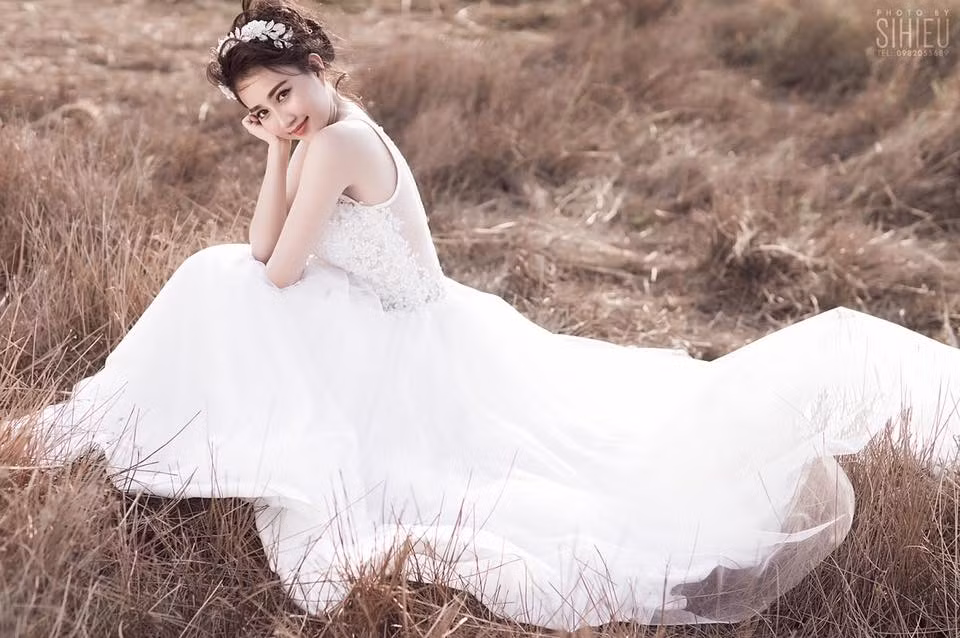 Ngày 15/3 vừa qua, nhiều tờ báo lớn đồng loạt đưa tin bài ngợi khen bộ ảnh cô dâu của Lona Huỳnh thực hiện bởi nhiếp ảnh gia trẻ có tiếng tại Sài Thành. Trong concept hình, Lona Huỳnh hóa thân thành cô dâu lẻ bóng nhưng vẫn đẹp rạng ngời gây nhung nhớ.