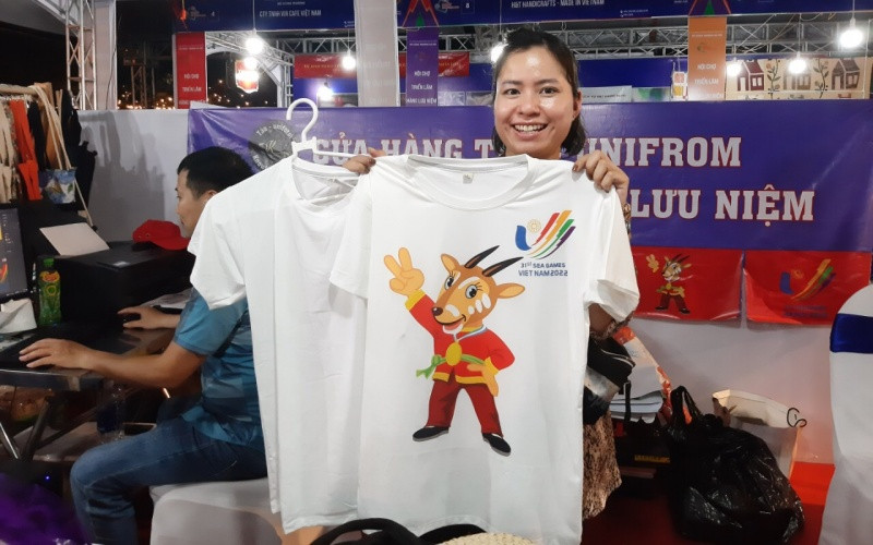 Giới thiệu hơn 10.000 mặt hàng lưu niệm tiêu biểu nhân dịp SEA Games 31: Nhằm hưởng ứng sự kiện SEA Games 31, UBND thành phố Hà Nội tổ chức Hội chợ triển lãm hàng lưu niệm Thủ đô năm 2022 (Hanoi Great Souvenirs 2022) diễn ra từ ngày 11 đến hết ngày 20/5 tại Quảng trường sân vận động quốc gia Mỹ Đình (Hà Nội).(Theo Nhân Dân) 