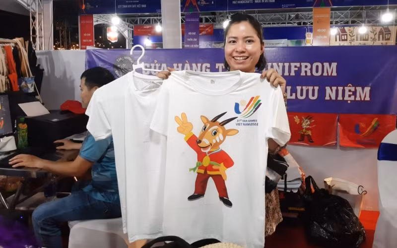 Giới thiệu hơn 10.000 mặt hàng lưu niệm tiêu biểu nhân dịp SEA Games 31: Nhằm hưởng ứng sự kiện SEA Games 31, UBND thành phố Hà Nội tổ chức Hội chợ triển lãm hàng lưu niệm Thủ đô năm 2022 (Hanoi Great Souvenirs 2022) diễn ra từ ngày 11 đến hết ngày 20/5 tại Quảng trường sân vận động quốc gia Mỹ Đình (Hà Nội).(Theo Nhân Dân) 