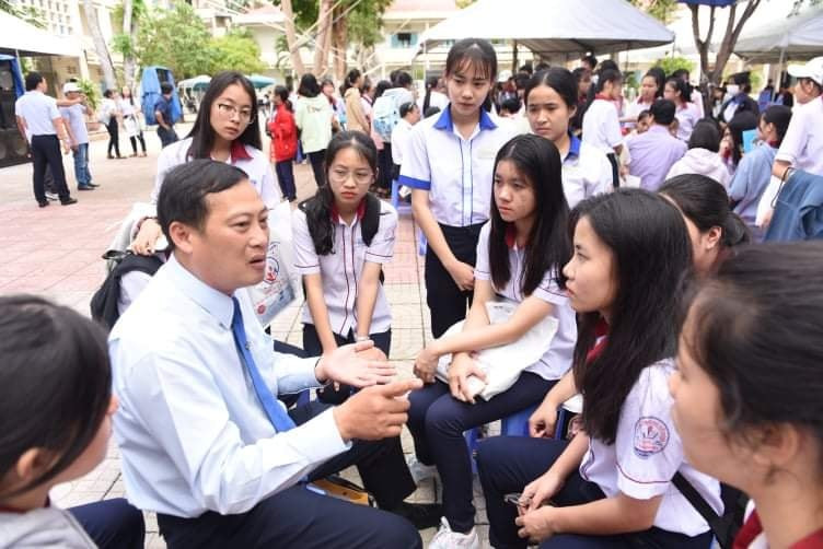  Xu hướng chọn ngành, nghề dần cân bằng: Thí sinh dự thi vừa để xét tốt nghiệp THPT, vừa sử dụng kết quả xét tuyển đại học có 537.000, chiếm gần 79%. Thí sinh chọn bài thi theo tổ hợp Khoa học xã hội chiếm 52%, tổ hợp Khoa học tự nhiên chỉ trên 30%. Các chuyên gia tuyển sinh cho rằng, xu thế này không mới nhưng nó đang cho thấy sự cân bằng trong nhu cầu nhân lực. (Nguồn: GD&amp;TĐ)