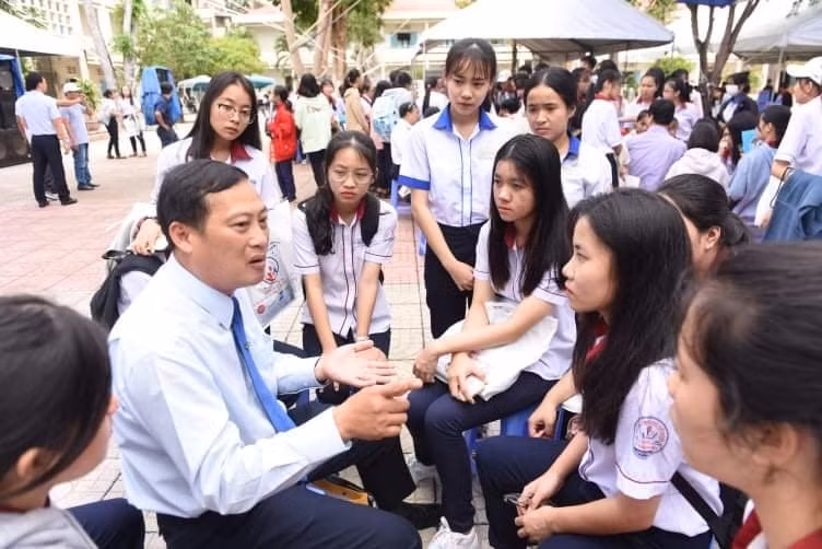  Xu hướng chọn ngành, nghề dần cân bằng: Thí sinh dự thi vừa để xét tốt nghiệp THPT, vừa sử dụng kết quả xét tuyển đại học có 537.000, chiếm gần 79%. Thí sinh chọn bài thi theo tổ hợp Khoa học xã hội chiếm 52%, tổ hợp Khoa học tự nhiên chỉ trên 30%. Các chuyên gia tuyển sinh cho rằng, xu thế này không mới nhưng nó đang cho thấy sự cân bằng trong nhu cầu nhân lực. (Nguồn: GD&amp;TĐ)