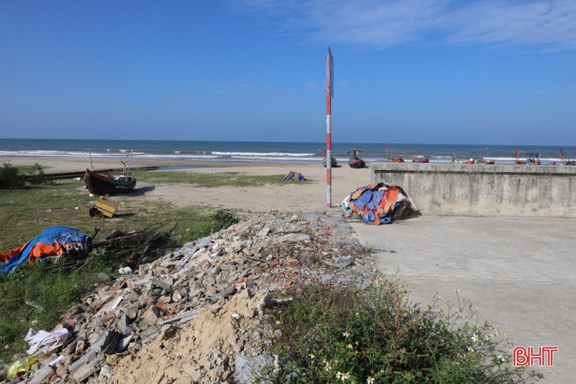  Dở dang dự án đê biển hơn 370 tỷ đồng ở Nghi Xuân: Theo Báo Hà Tĩnh, sau khi thi công xong giai đoạn 1, do thiếu vốn nên công trình đê biển hơn 370 tỷ đồng ở huyện Nghi Xuân (Hà Tĩnh) dang dở, khiến hàng trăm hộ dân sống trong nỗi thấp thỏm, lo âu mỗi mùa mưa bão đến. (Ảnh: Công trình ngừng thi công, khiến đoạn đê bị cụt...)