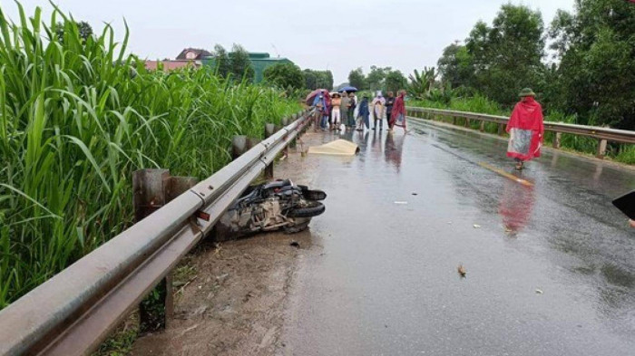  Xe máy va vào lan can đường, nam thanh niên tử vong tại chỗ: Trưa 1/5, anh T.V.G.(SN 1994) di chuyển bằng xe máy trên đường mòn Hồ Chí Minh theo hướng Tân Kỳ - Nghĩa Đàn, khi đến địa phận xóm 6 xã Nghĩa Bình (Tân Kỳ) thì không may va vào lan can hành lang bên phải đường. Cú va chạm mạnh khiến anh G. tử vong tại chỗ, chiếc xe máy văng ra xa, hư hỏng nặng. (Nguồn: GOV)