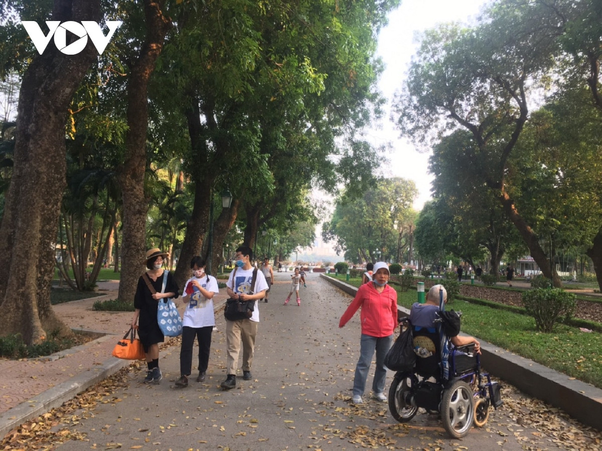 Chính việc thu vé không nhất quán này khiến không ít người dân cảm thán rằng không rõ quy định về việc bán vé của đơn vị quản lý công viên Thống Nhất là như thế nào và số tiền mà họ bỏ ra mua vé sẽ đi về đâu?