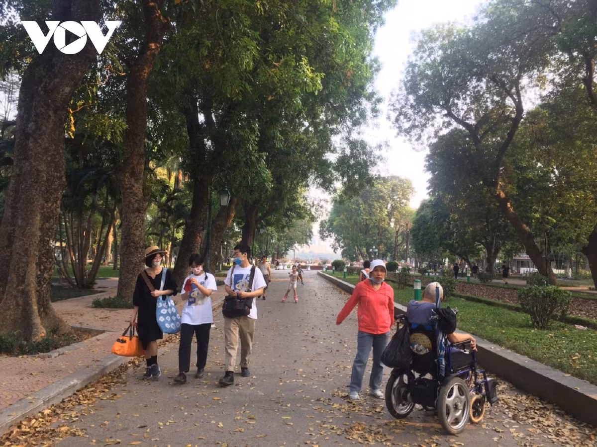 Chính việc thu vé không nhất quán này khiến không ít người dân cảm thán rằng không rõ quy định về việc bán vé của đơn vị quản lý công viên Thống Nhất là như thế nào và số tiền mà họ bỏ ra mua vé sẽ đi về đâu?