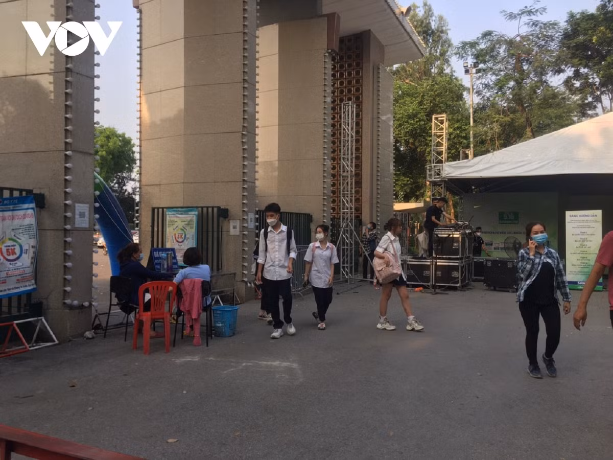 Em Đặng Nam Anh, học sinh THPT ở Hà Nội cho biết: “Đây là lần thứ 2 em tới công viên Thống Nhất, thế nhưng điều em không hiểu là tại sao lần này em lại bị mất tiền vé, trong khi lần trước thì không”.