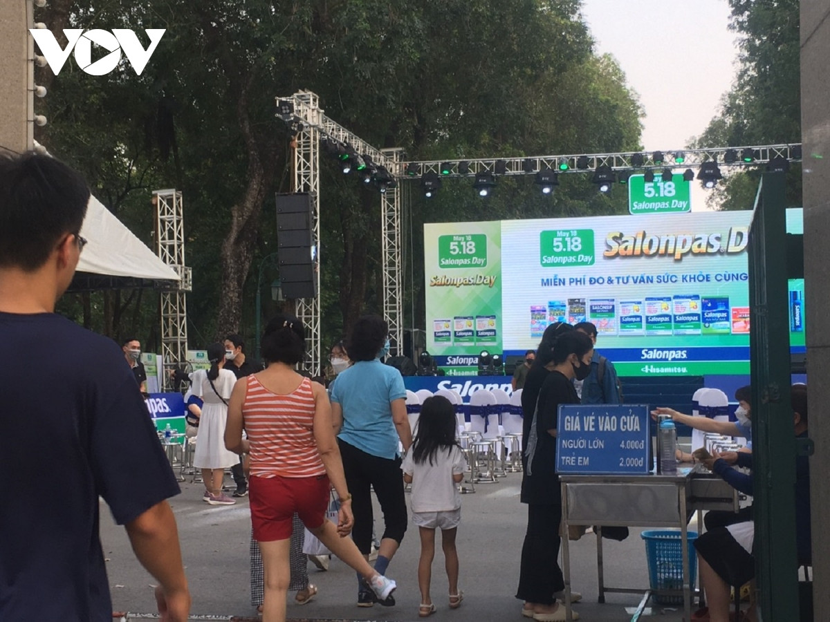 Nghich ly: Thu phi “quan dai”, mien phi “quan dui” o cong vien Thong Nhat-Hinh-2