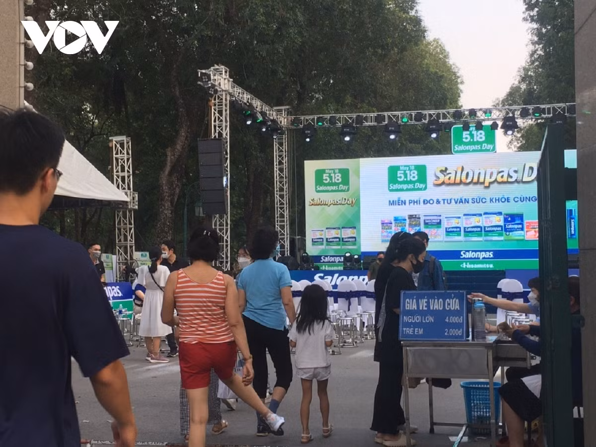 Tuy nhiên, ở công viên Thống Nhất đang tồn tại một nghịch lý đó là thu phí “quần dài” và miễn phí “quần đùi”. Bất kể ai vào công viên đi tập thể dục, ăn mặc quần áo thể thao, quần áo ở nhà khi đi qua cổng đều không bị thu phí, còn những người là học sinh, người đi làm, người đi dạo… mặc quần áo chỉnh tề, trên người có túi xách…thì bị thu phí. Ngay từ lối ra vào cổng chính của công viên luôn có 2 nhân viên thường trực soát vé vào công viên. Giá vé được ghi rõ trên bảng: người lớn 4.000 đồng, trẻ em 2.000 đồng.