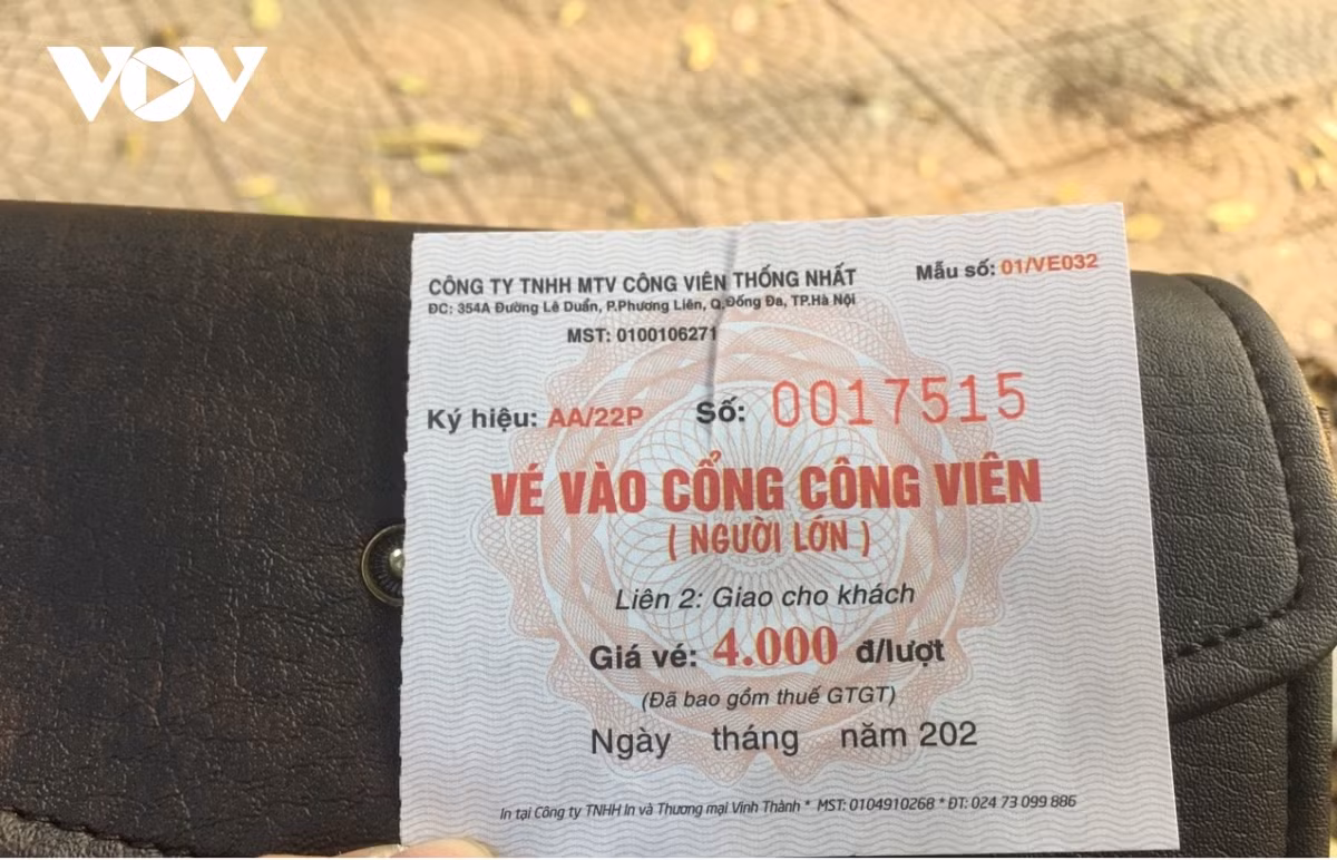 Những người bán vé "lựa" khách để bán. Nhiều em học sinh dù là lần thứ 2 tới công viên Thống Nhất nhưng đều thắc mắc rằng tại sao lại mất tiền vé vào công viên đi dạo, trong khi nhiều người vào tập thể dục lại vào tự do.