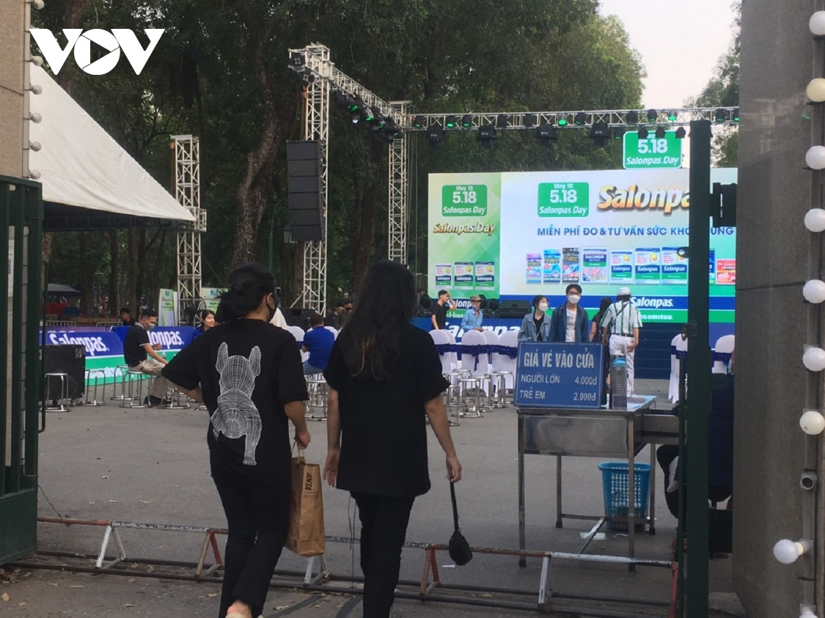 Cùng tâm trạng, em Trịnh Ngọc Linh, học sinh lớp 10 ở Hà Nội cho biết: “Đã có lần em vào cổng nhưng không mất tiền mua vé. Và em thấy thắc mắc hơn, khi người dân vào đây tập thể dục thì lại không bị bắt dừng lại mua vé”.