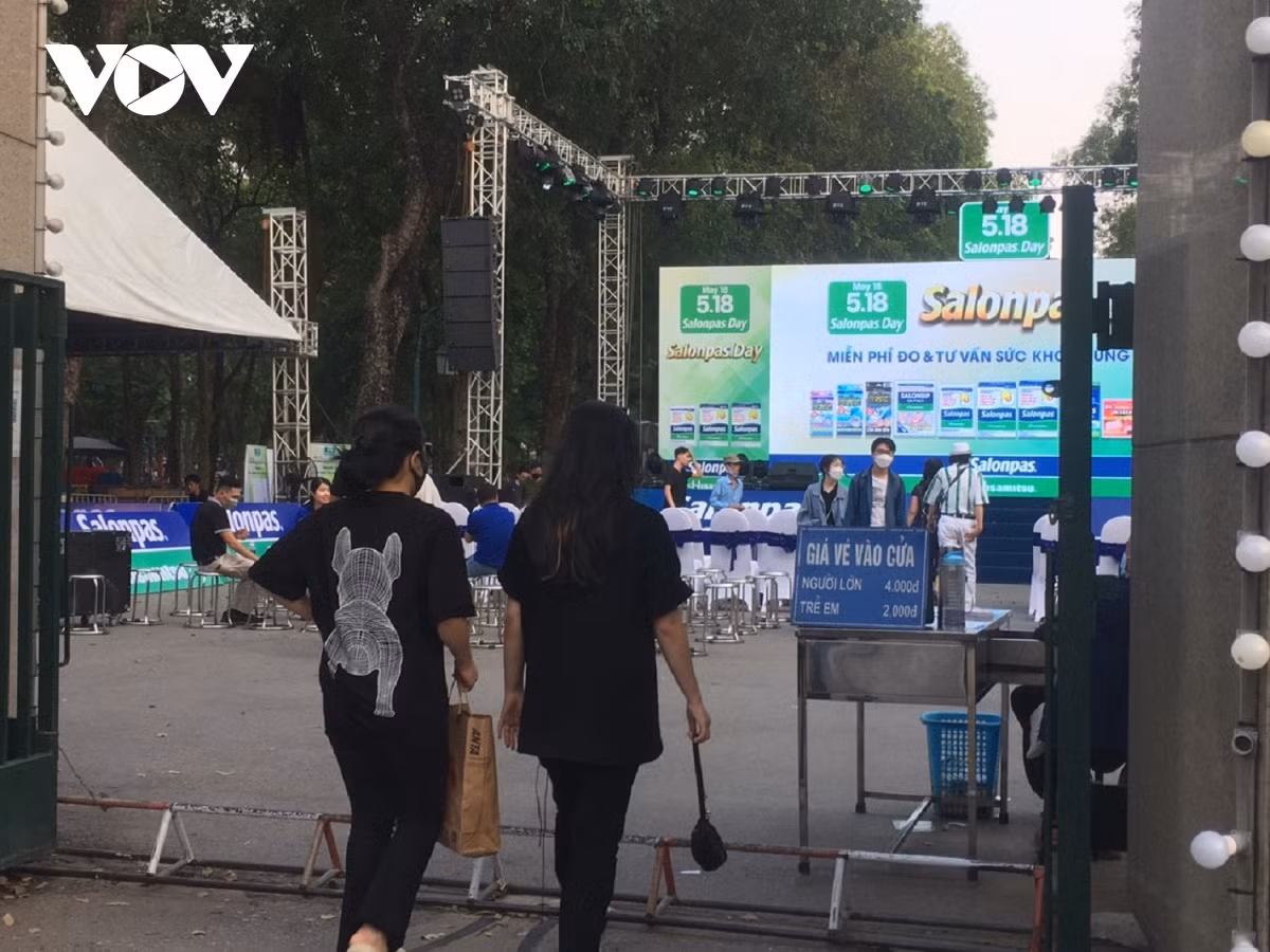 Cùng tâm trạng, em Trịnh Ngọc Linh, học sinh lớp 10 ở Hà Nội cho biết: “Đã có lần em vào cổng nhưng không mất tiền mua vé. Và em thấy thắc mắc hơn, khi người dân vào đây tập thể dục thì lại không bị bắt dừng lại mua vé”.