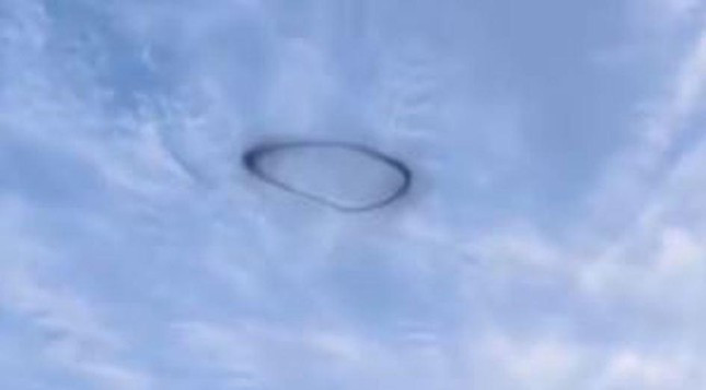 Su that ve vong khoi den nghi la UFO xuat hien tren bau troi Tu Xuyen