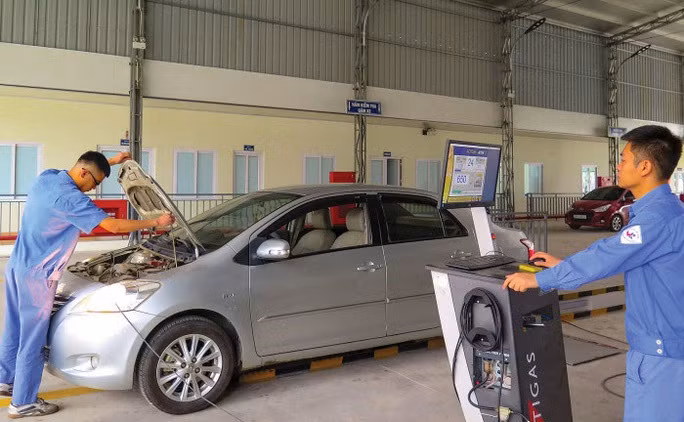  Đề nghị miễn kiểm định lần đầu với xe ô tô mới: CSGT đề nghị Cục Đăng kiểm Việt Nam xem xét miễn kiểm tra an toàn kỹ thuật lần đầu đối với các phương tiện cơ giới đường bộ mới xuất xưởng, còn thời hạn bảo hành của nhà sản xuất. (Nguồn: Người Lao Động)