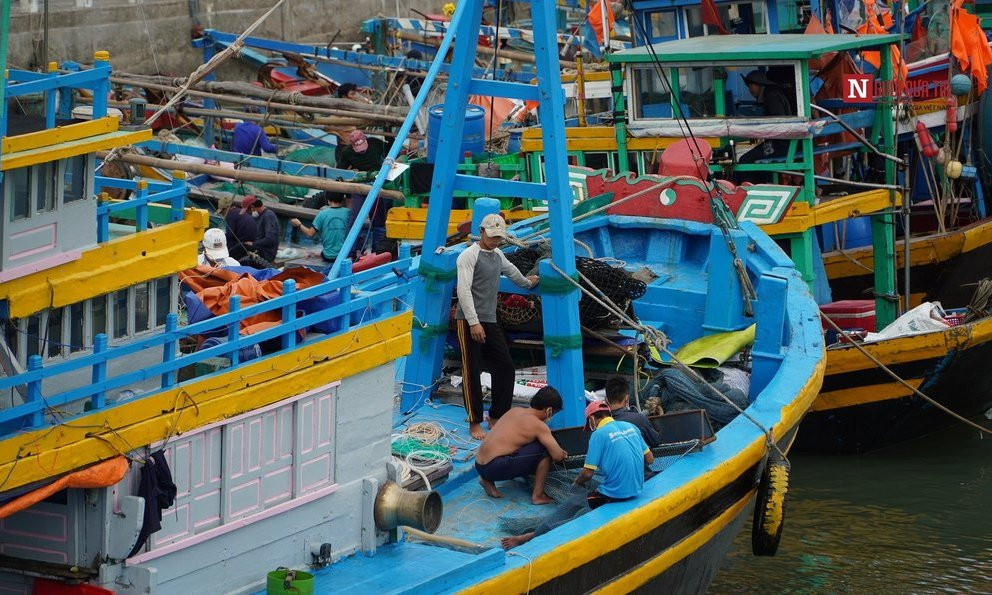  Hỗ trợ chi phí lắp đặt thiết bị tàu cá giúp ngư dân bám biển: HĐND tỉnh Bình Thuận thông qua Nghị quyết quy định chế độ hỗ trợ chi phí mua, lắp đặt thiết bị giám sát hành trình tàu cá trên địa bàn tỉnh. Việc hỗ trợ chi phí mua, lắp đặt thiết bị VMS sẽ giúp ngư dân vươn khơi bám biển và thực hiện tốt các quy định về chống khai thác IUU. (Nguồn: Người Đưa Tin)