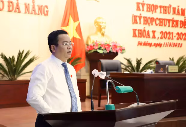 Loạt cán bộ ‘ngã ngựa’ vì tình ái 'không trong sáng': Nhiều cán bộ “mất chức” vì vi phạm Quy định về những điều đảng viên không được làm, quy định về trách nhiệm nêu gương, vi phạm Luật Hôn nhân và Gia đình. (Nguồn: Vietnamnet, Ảnh: Ông Lê Minh Trung bị kỷ luật)